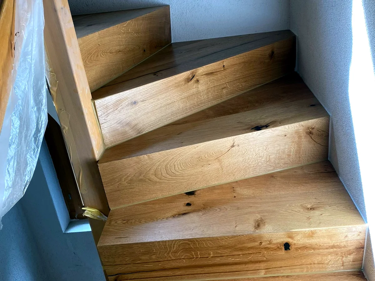 Fertig eingebaute Eichentreppe