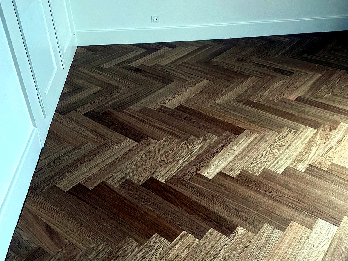 Detailaufnahme eines Fischgratparketts