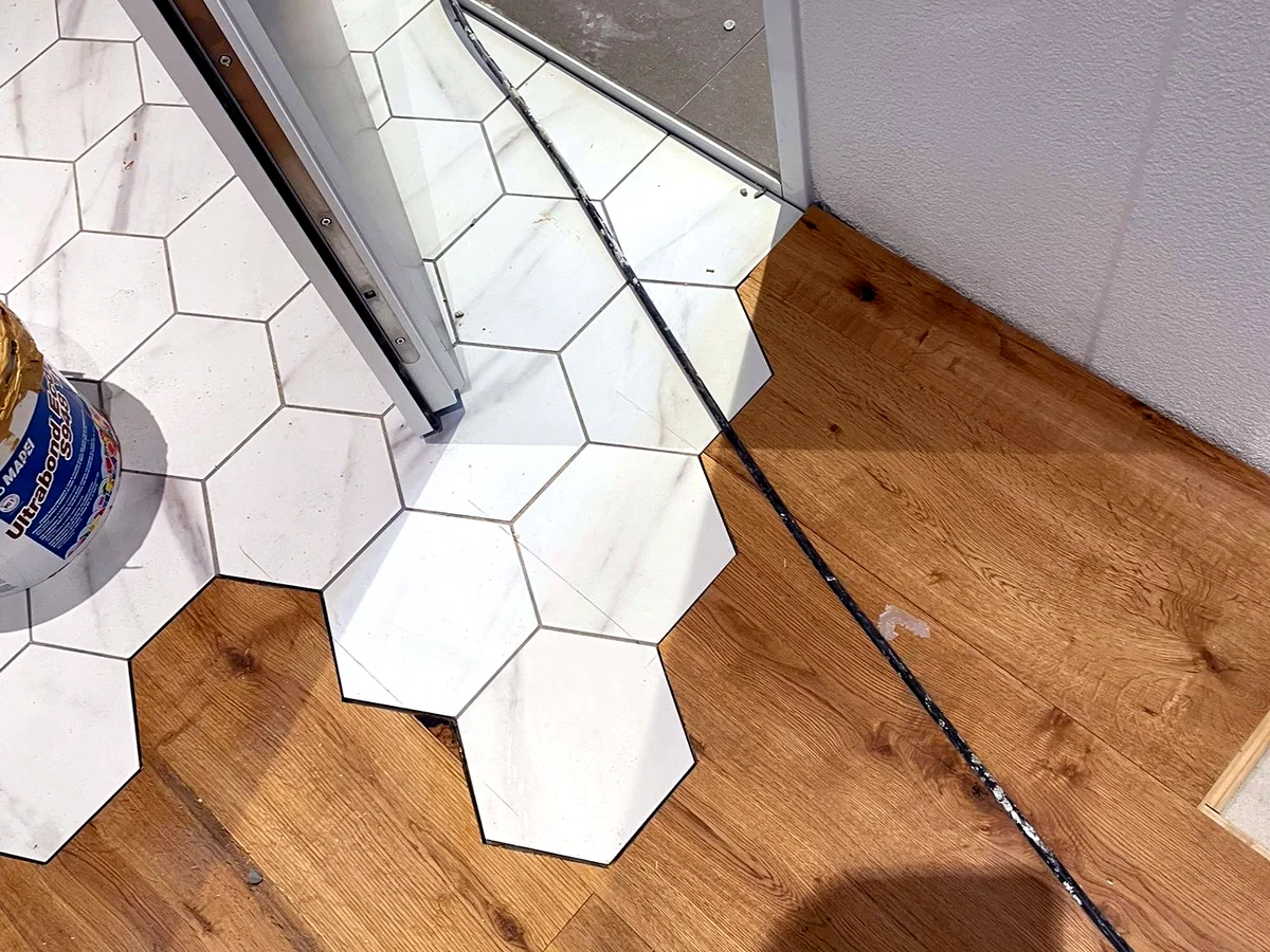 Fischgratparkett in einem fertig renovierten Raum