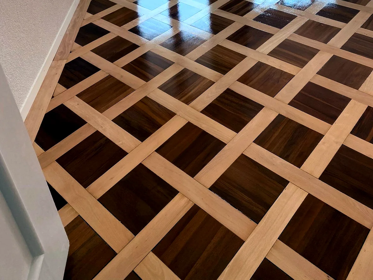 Glänzend sanierter Mosaikparkettboden